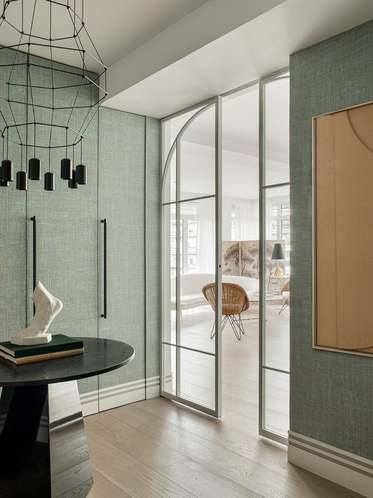 Recibidor con puerta acristalada de estilo art déco. 