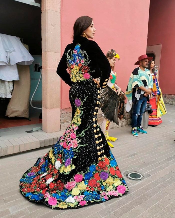 el vestido de espaldas a