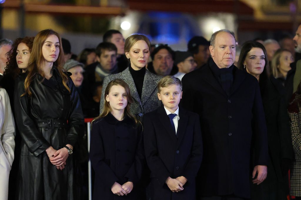 Los príncipes Alberto y Charlene con sus hijos y su prima Christine