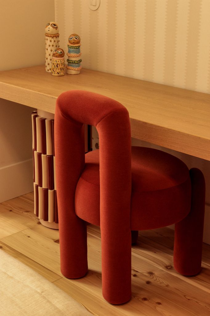 Mesa de estudio con silla tapizada en rojo