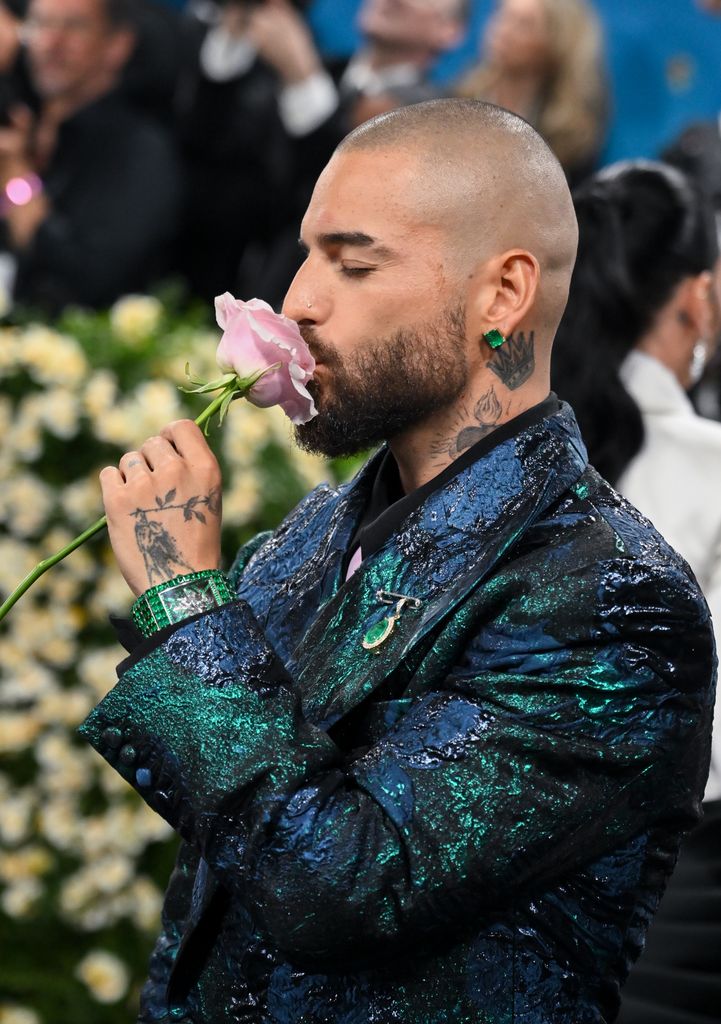 Maluma lució un reloj cubierto de esmeraldas 