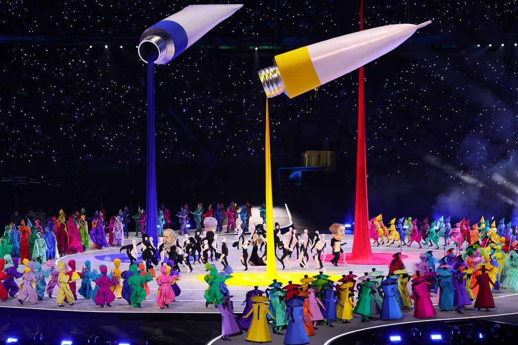 Vista general del desfile de artistas caracterizados como símbolos de la imaginación y la creatividad italianas durante la ceremonia inaugural de los Juegos Olímpicos de Invierno Milano-Cortina 2026