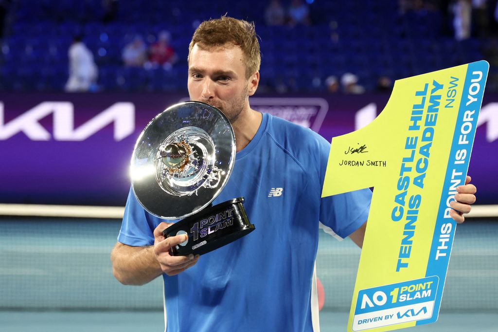 Jordan Smith posa con el trofeo y el premio de un millón de dólares australianos tras proclamarse campeón del One Point Slam en el Rod Laver Arena, el torneo de exhibición previo al Abierto de Australia