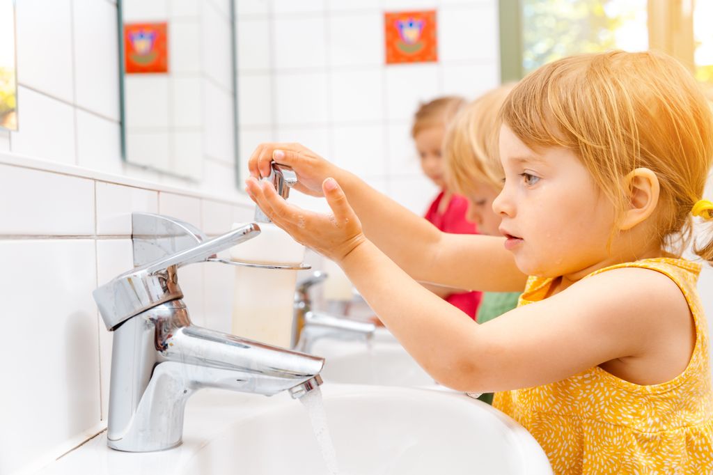 Niños pequeños lavándose las manos