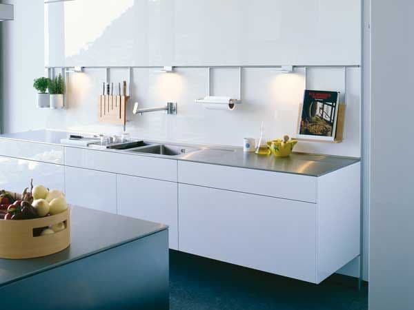Convierte la pared en una zona de almacenaje extra de tu cocina, como en esta propuesta de Bulthaup (bulthaup.es), que admite mil y una posibilidad. El color blanco aligera visualmente el conjunto.
