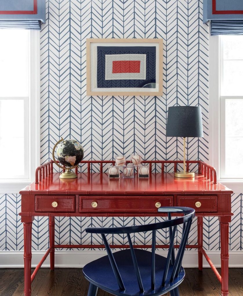 Zona de estudio con muebles de colores