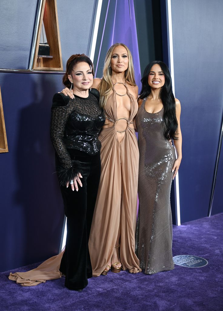 Gloria Estefan, Jennifer Lopez y Becky G posan juntas en los American Music Awards 2025 en Las Vegas, Nevada. 