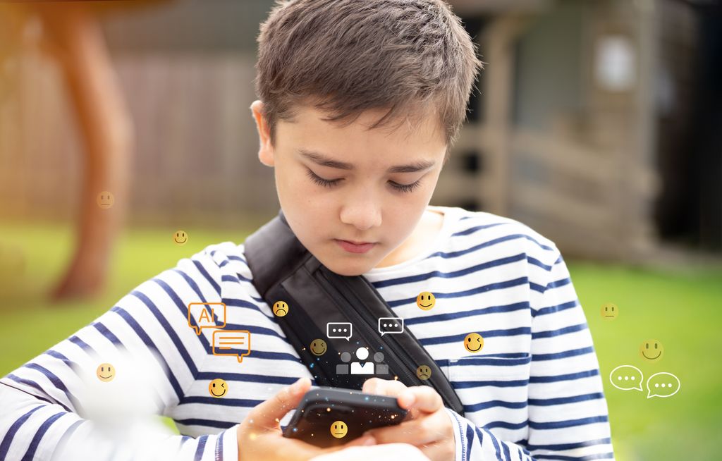 Niño usando el móvil con IA