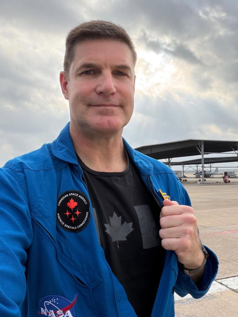 Jeremy Hansen, expiloto de caza canadiense, hará historia como el primer no estadounidense en viajar a la Luna… y llevará consigo jarabe de arce y galletas como guiño a sus raíces