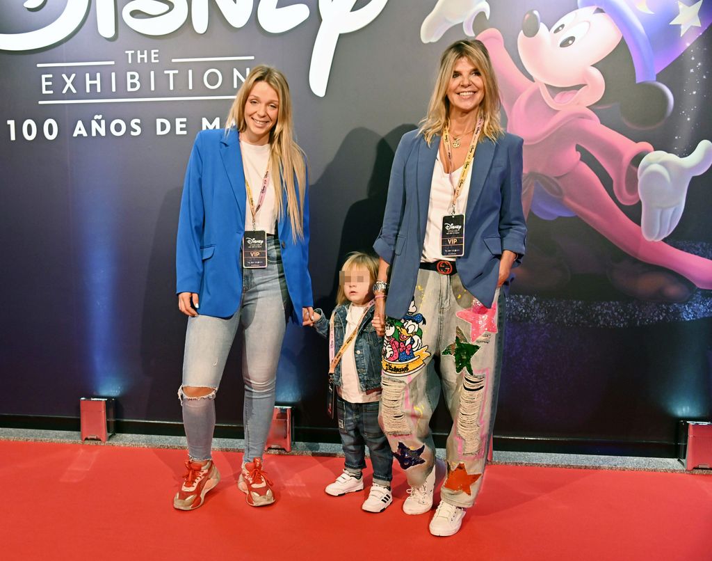 Arantxa de Benito con su hija Zayra Gutiérrez y su nieto Hugo, en una exhibición de Disney en Madrid, el 4 de octubre de 2025