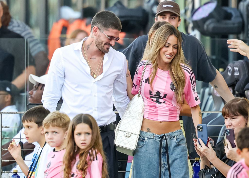 Al parecer, Tini Stoessel convive con los hijos de Rodrigo de Paul.