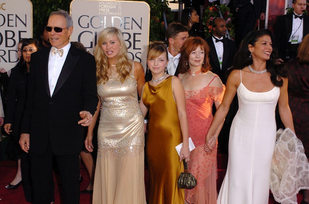 Clint Eastwood con sus hijas Kathryn, Francesca y Frances y su segunda esposa Dina Ruiz