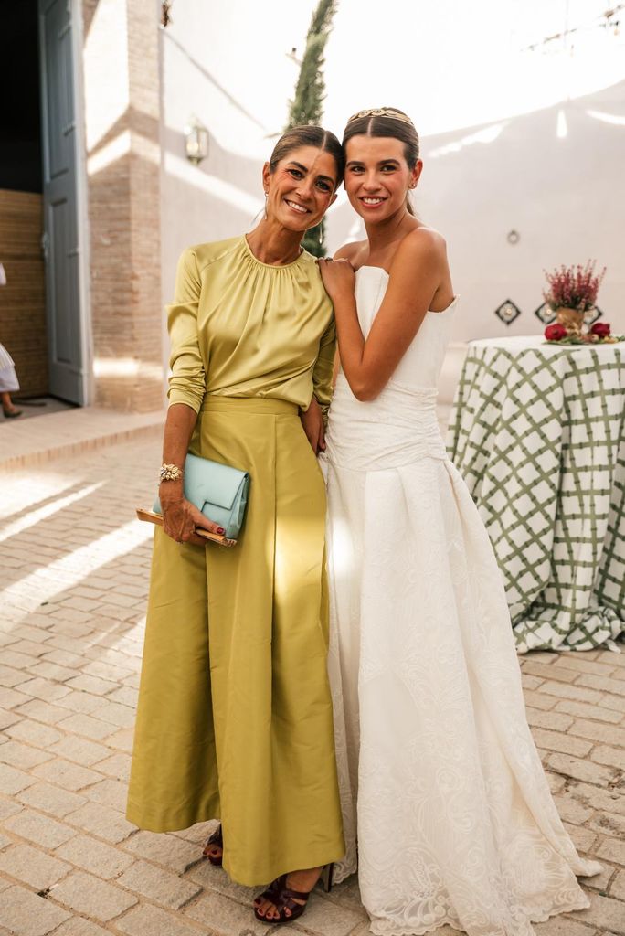 Madrina con look verde lima de Antonio García