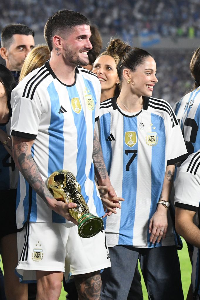Tini festejo con Rodrigo el triunfo de la selección Argentina