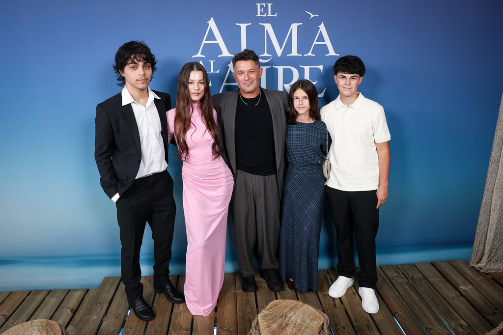 Alexander Sánchez Rivera, Manuela Sánchez Michel (Manuela Sanz), Alejandro Sanz, Alma Sánchez Perera y Dylan Sánchez Perera en el estreno de 'El alma Al Aire' en el Teatro Ocaso Coliseum el 30 de septiembre de 2026, en Madrid, España. 