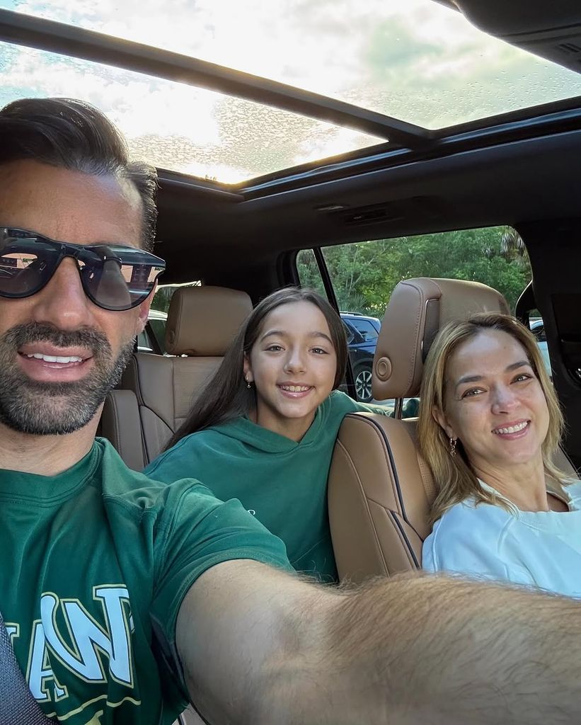 Toni Costa y Adamari López llevando a su hija al colegio.