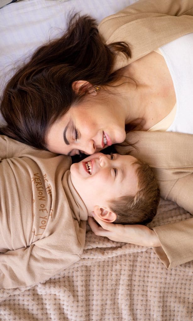 Mamá con su bebé tumbados en la cama