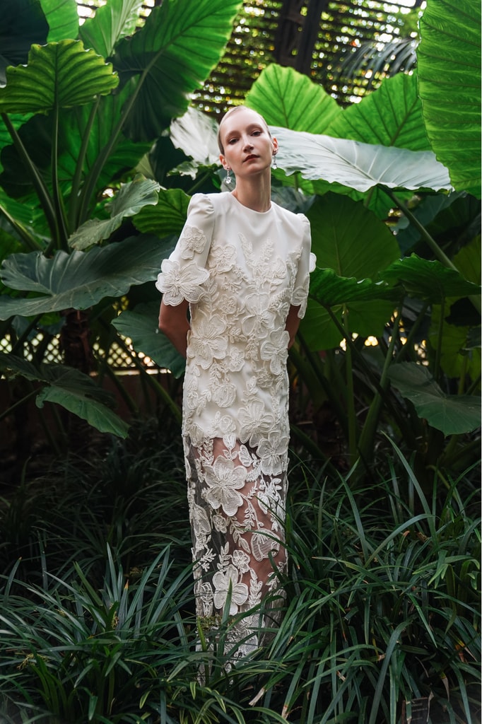 Vestido bordado con semitransparencias de Mariano Moreno