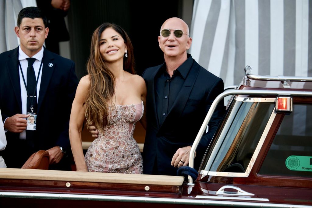 Jeff Bezos y Lauren Sanchez con vestido de Versace en Venecia