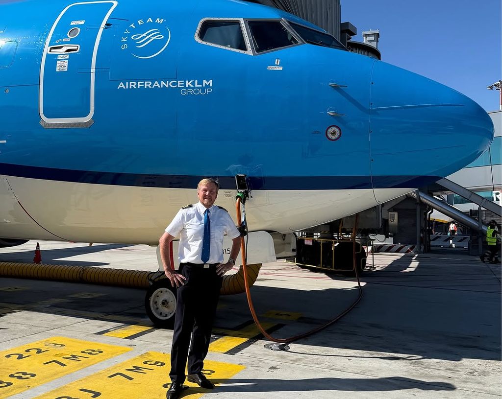 El rey Guillermo de Holanda pilotando su avión 