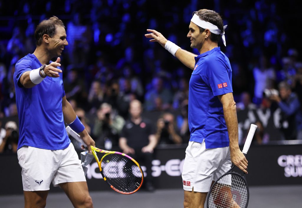Plano medio de Rafa Nadal y Roger Federer dándose la mano tras un partido