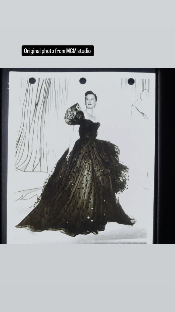 Ariana Grande impacta en Londres con un vestidazo de 1952 para la premier de Wicked