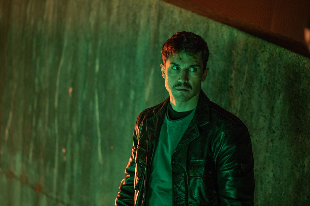 Álex González da vida a un policía en el drama sobrenatural de Disney+ 'Desde el mañana'