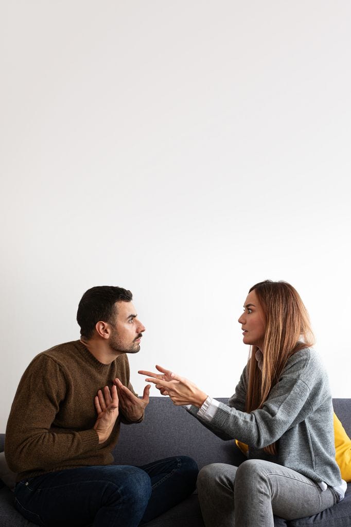 pareja discutiendo