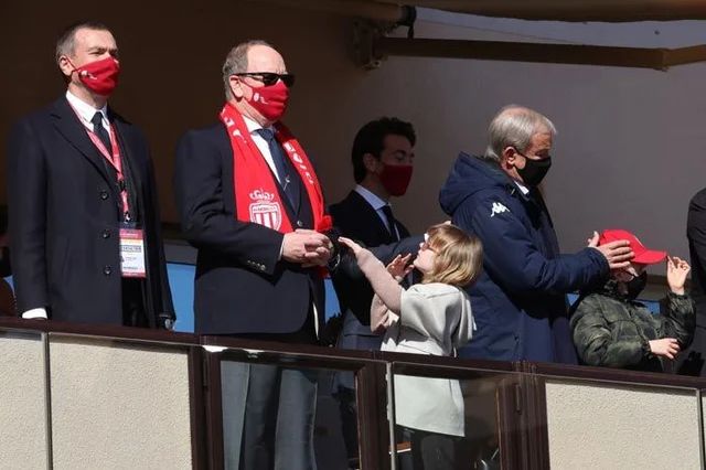 Alberto de Mónaco con sus hijos en el encuentro del AS Mónaco contra el equipo turco de Fenerbahçe Beko, en 2022
