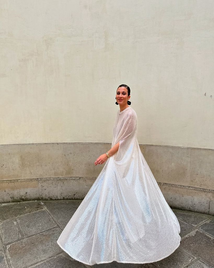 Inés de Cominges en París con vestido blanco