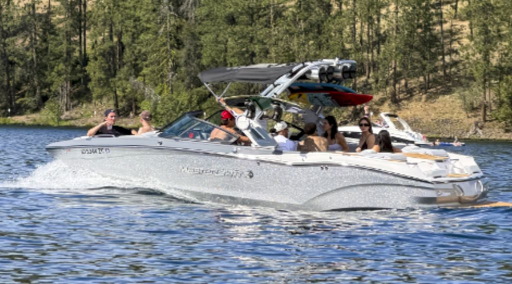 Jacob Elordi, Kendall Jenner, Kim Kardashian, Khloe Kardashian, y Lewis Hamilton dieron un paseo por el lago en Coeur d'Alene, Idaho.