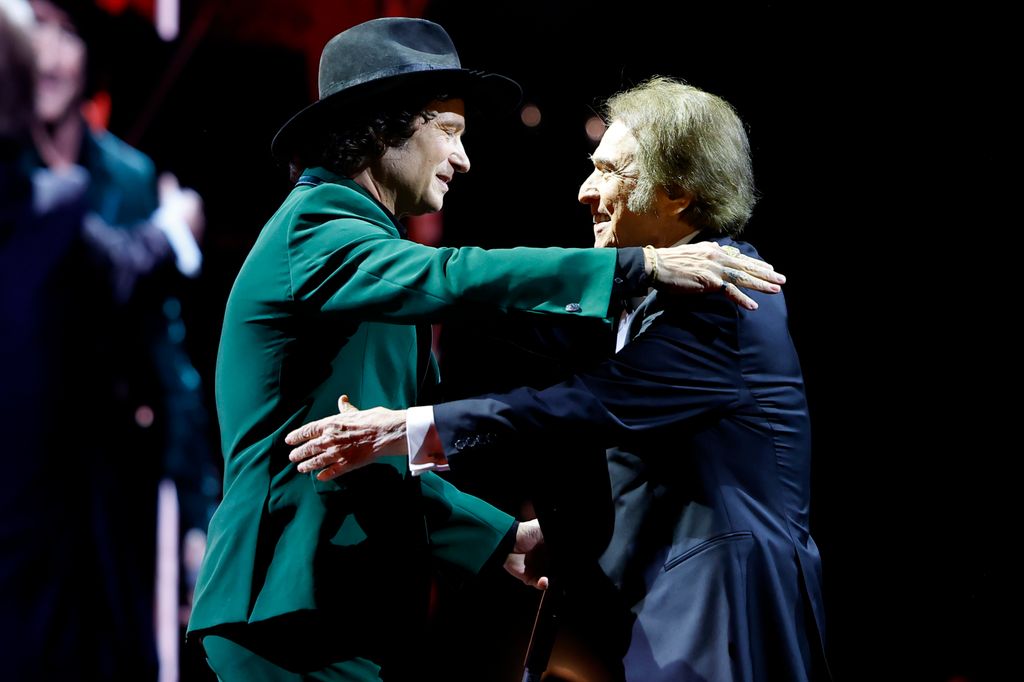 Enrique Bunbury, vestido con un traje verde, cantó 'Yo Soy Aquel'