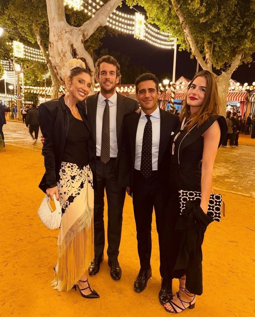 Blanca Llandres Parejo y Alberto Herrera se divierten en la Feria