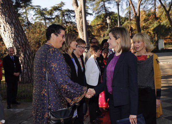 Doña Letizia ha cerrado un acto en el que se han reunido la Presidenta de Liberia, Ellen Johnson-Sirleaf; la ex vicepresidenta del Banco Mundial y promotora de la campaña Bring Back Our Girls, la nigeriana Obiageli Ezekwisile; la alcaldesa de Madrid, Manuela Carmena; la ex vicepresidenta del Gobierno, María Teresa Fernández de la Vega o Ana Patricia Botín; Presidenta del Banco Santander, entre otras. Foto: Twitter Casa Real

