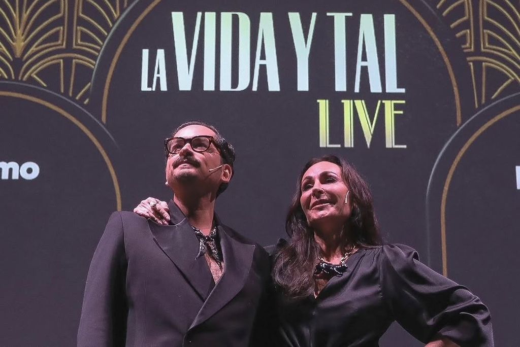 Ana Milán y Sebastián Gallego en un programa en directo de su pódcast 'La vida y tal'