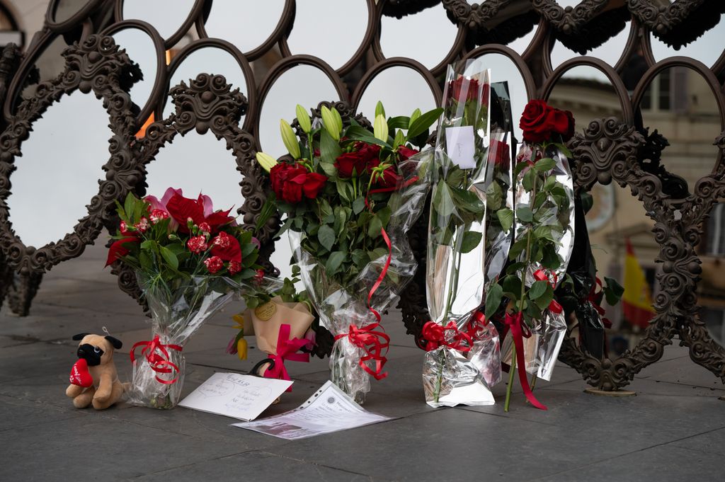 Flores, tarjetas de condolencias y hasta un peluche para despedir a Valentino  