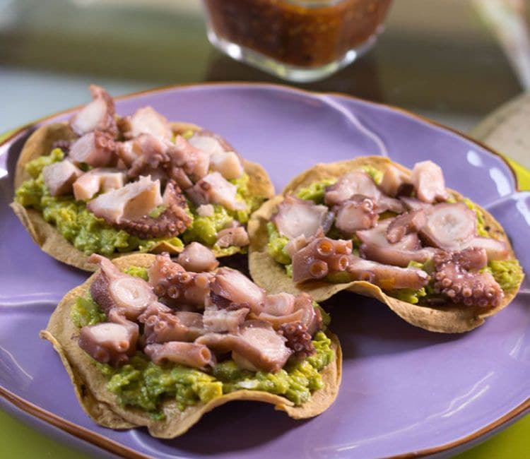 Tacos de pulpo sobre guacamole