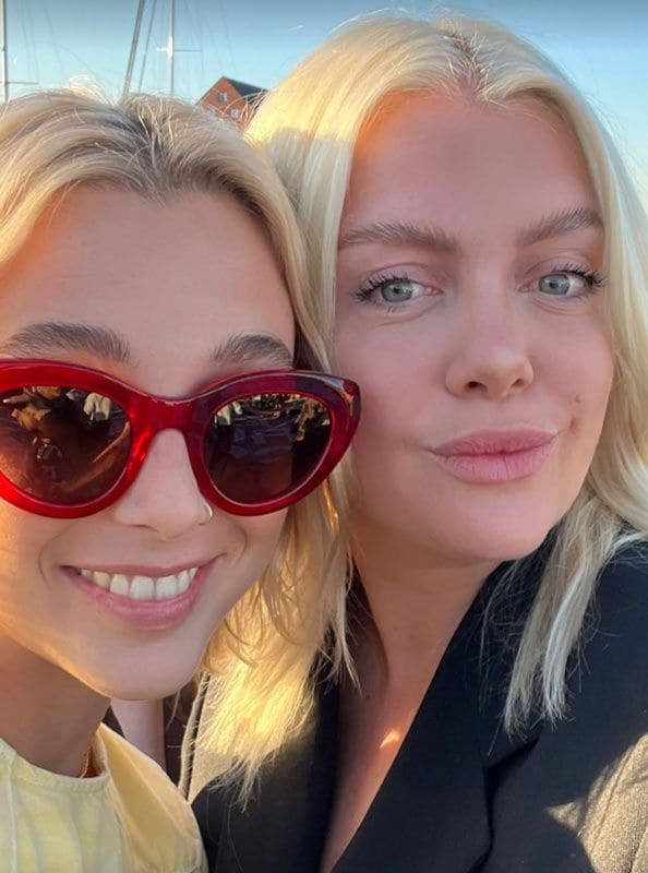 Gigi Vives con Emma Chamberlain