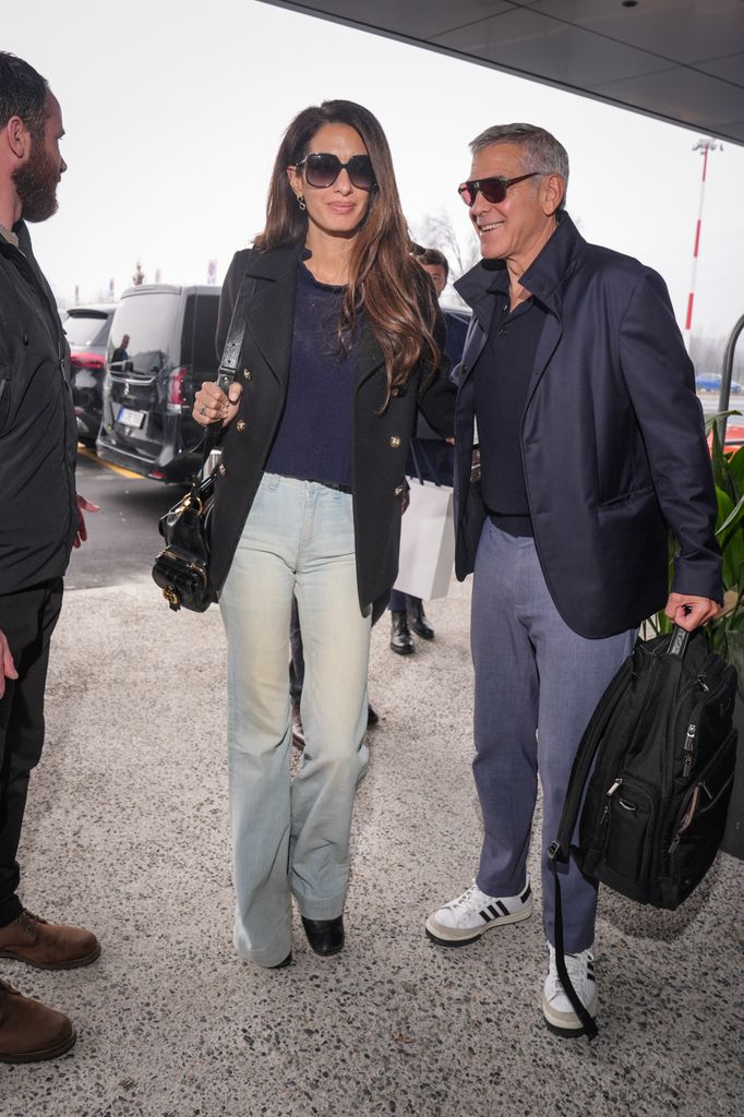 George Clooney y Amal Clooney en el aeropuerto de Milán.
