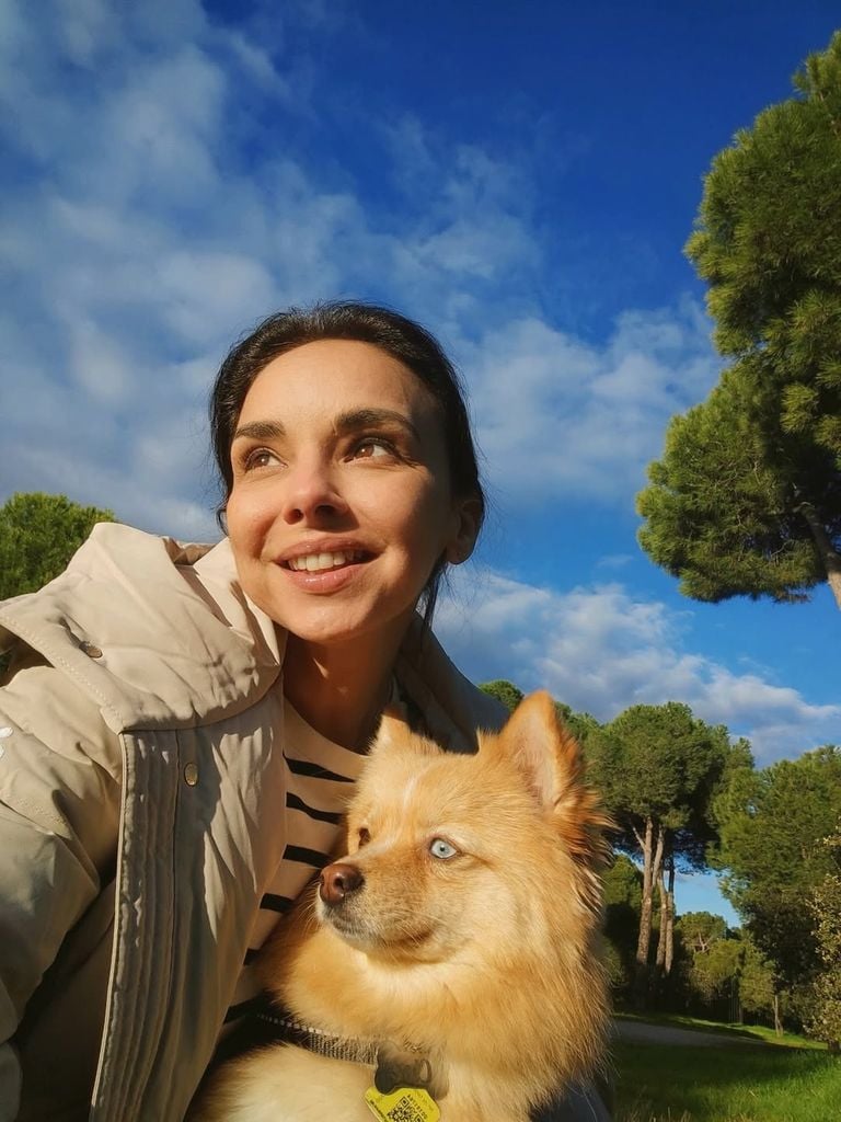 Chenoa reaparece sin maquillaje de paseo con su perrita.