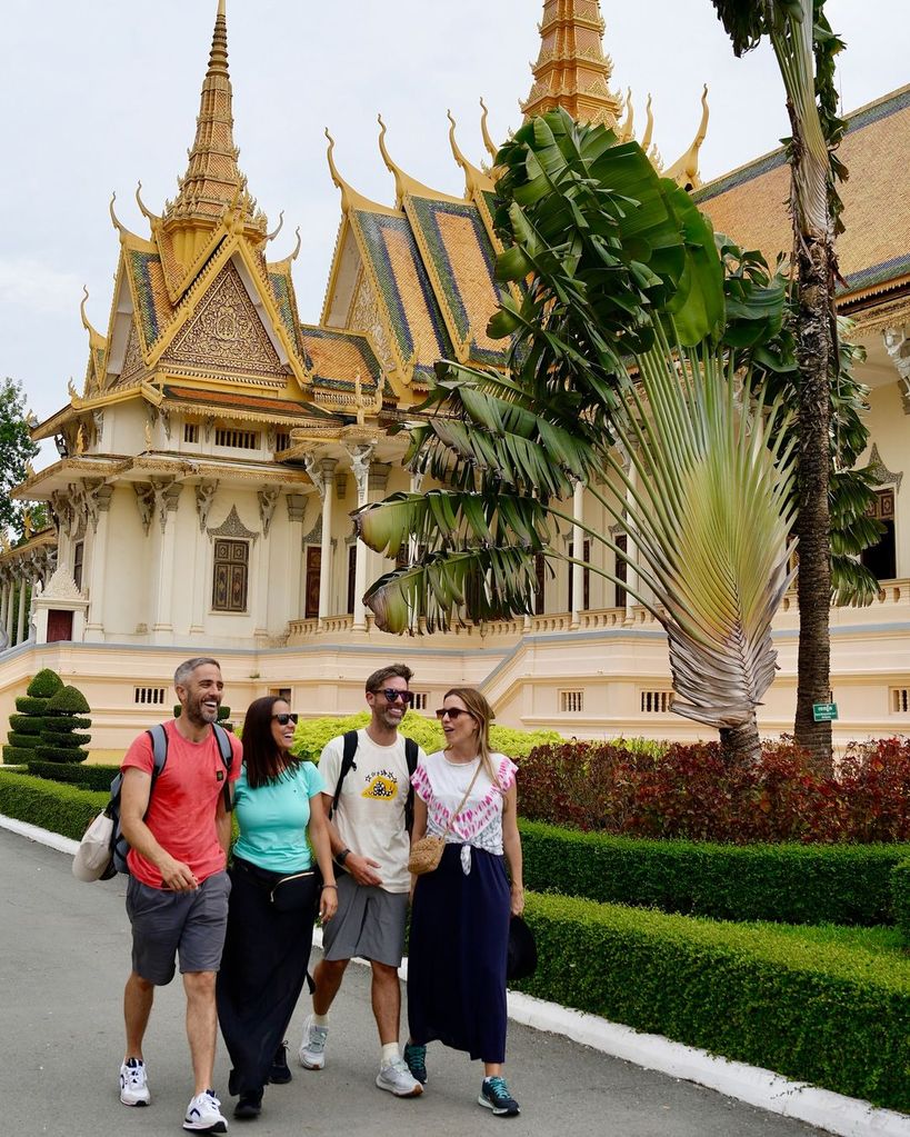 Roberto Leal con su mujer y amigos en Camboya