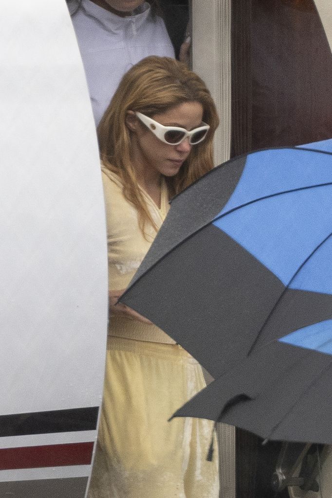 Shakira bajó del avión con una semblante serio tras su viaje a Barcelona.