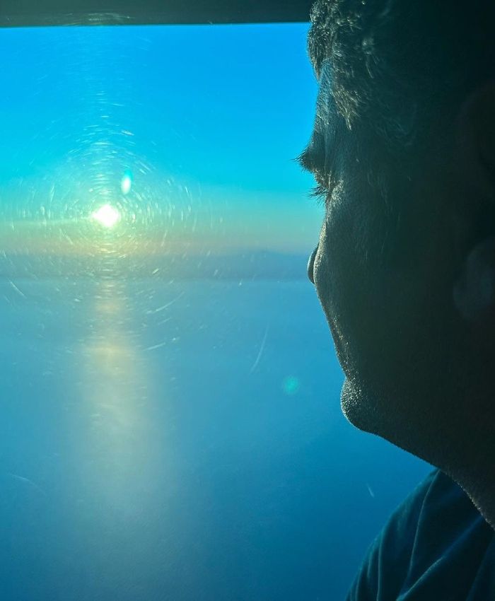Jesulín mirando por la ventana de un avión