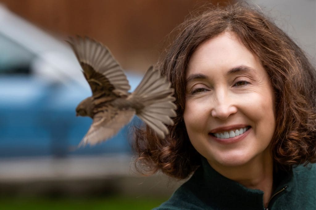 Elsa Punset y un gorrión