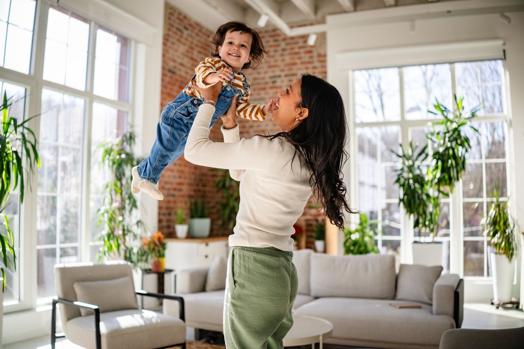 Madre jugando con su hijo pequeño