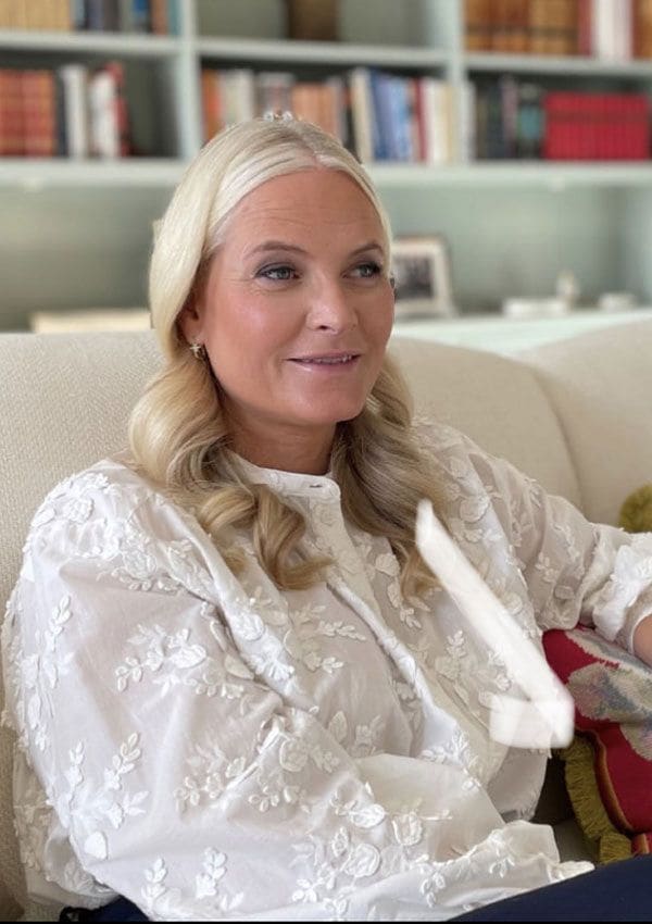 Mette-Marit ficha la blusa de &OtherStories que la princesa Leonor hizo viral