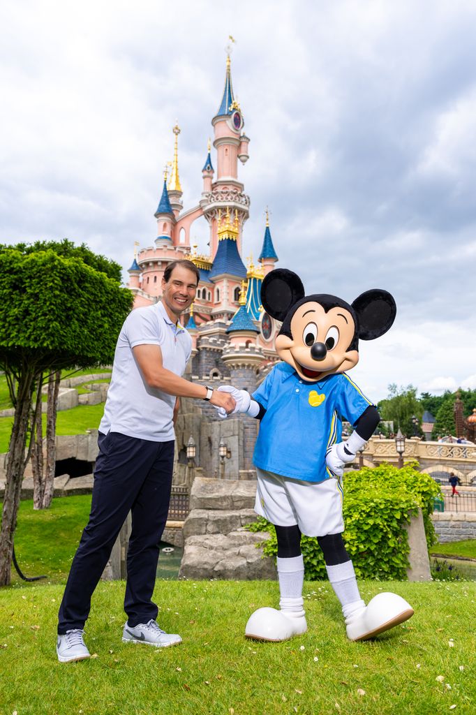 Rafa Nadal posando con Mickey Mouse en Disneyland Paris