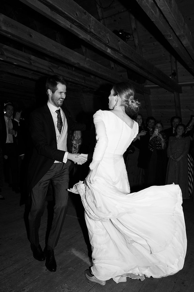 Laura con un vestido con lino rústico de Inés Martín Alcalde en su boda con Antonio en el Artíes.