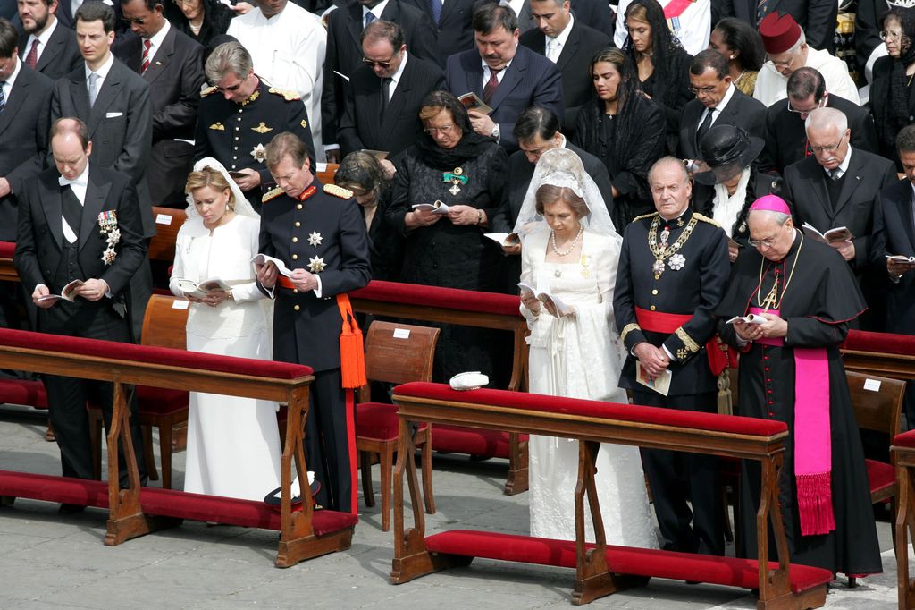 Los reyes Juan Carlos y Sofía en la misa de inicio de Ponticiado de Benedicto XVI Los reyes Juan Carlos y Sofía en la misa de inicio de Ponticiado de Benedicto XVI 
