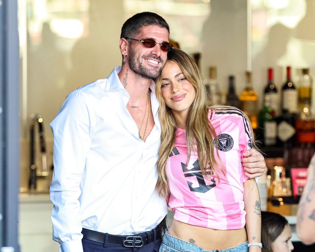 Tini Stoessel acompañó a Rodrigo de Paul en su presentación con el Inter Miami.  